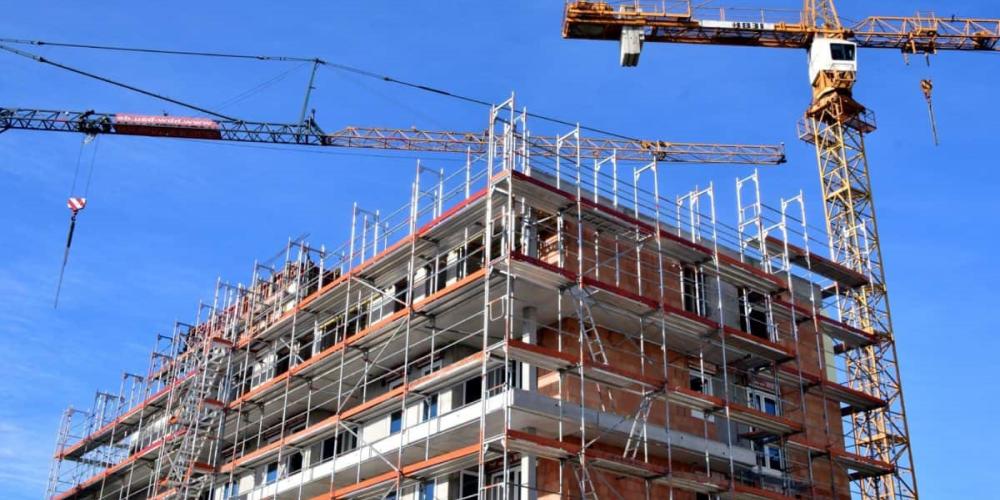 apartment under construction with two cranes in 2018