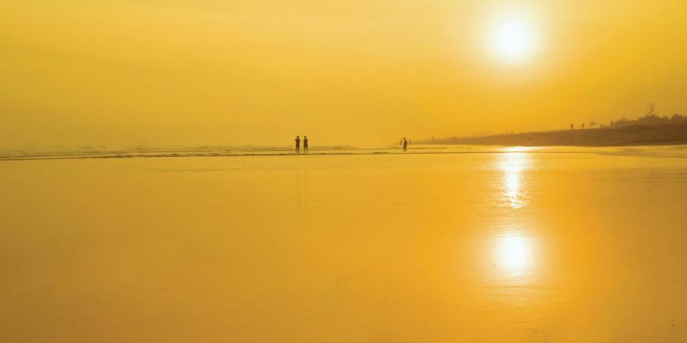 Hot sun shining on water at beach